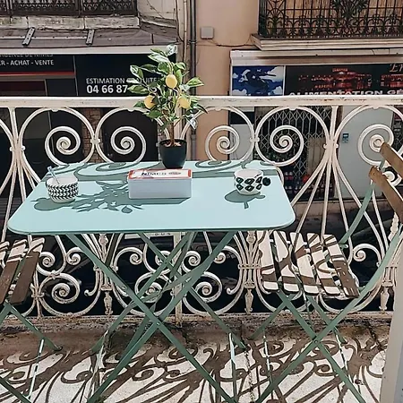 Entre Arènes Et Maison Carrée P1 *