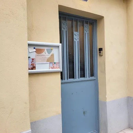 Entre Arenes Et Maison Carree P1 דירה