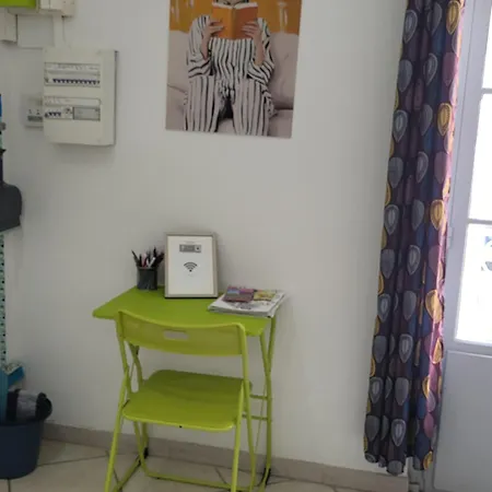 Entre Arenes Et Maison Carree P1 نيم