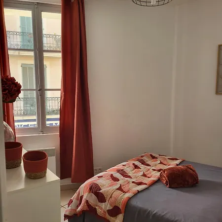 Entre Arenes Et Maison Carree P1 شقة