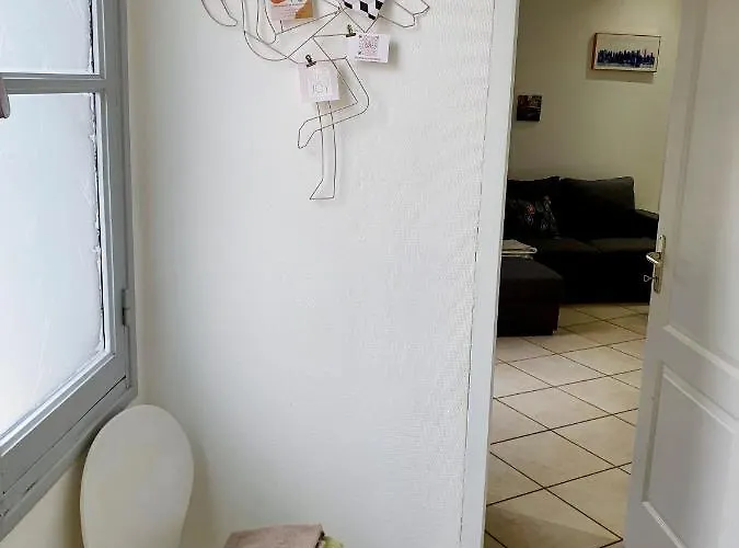 Entre Arenes Et Maison Carree P1 نيم